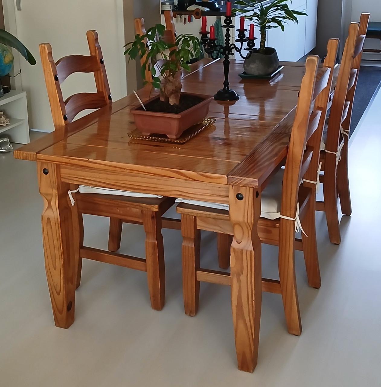 Grenen 6 persoons tafel met 6 bijpassende grenen stoelen en kussentjes