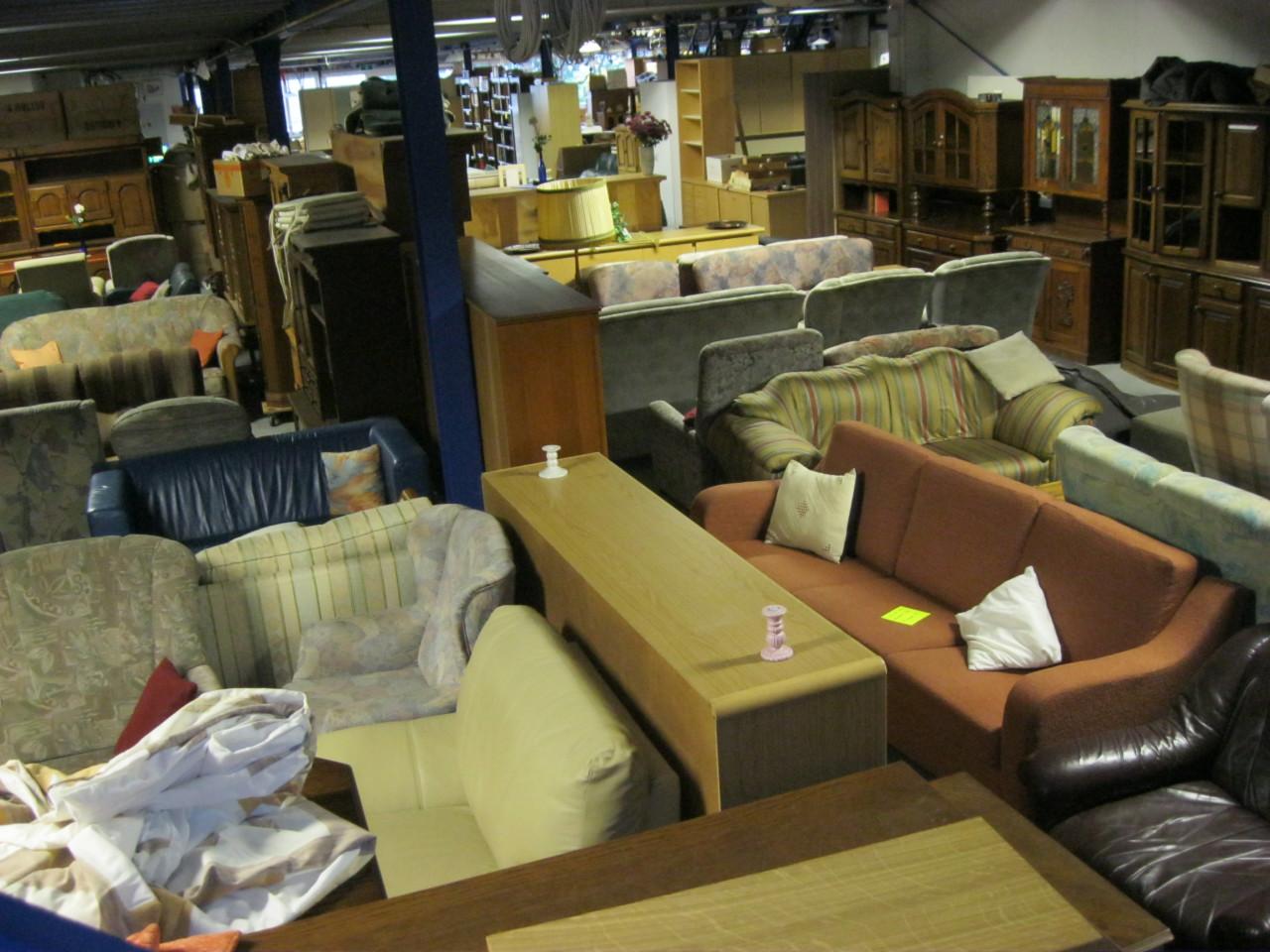 Grote loods met 1440 M² verkoopoppervlakte op in zichtlocatie in Ijzendijke