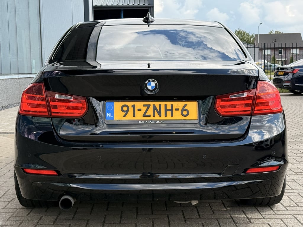 BMW 3-serie 320i high executive | navi | leder | 260pk | elect trekhaak |