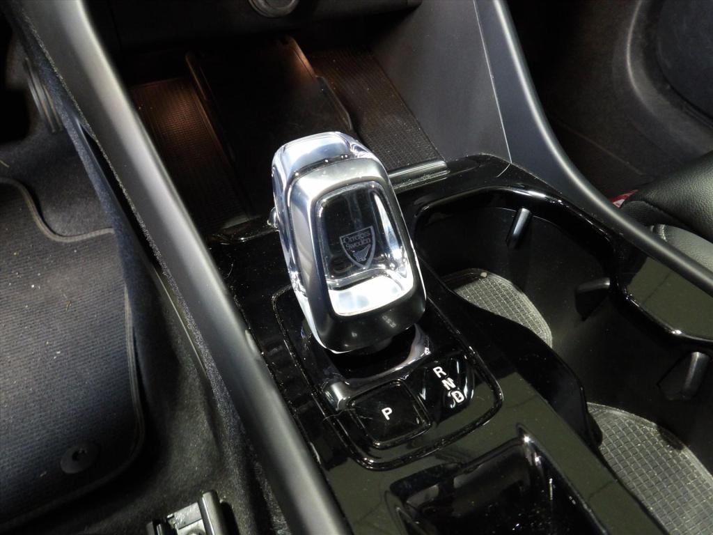 Volvo XC40 t5 plug-in hybrid 262pk aut plus dark