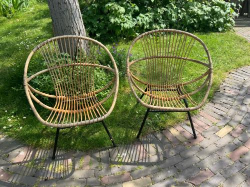 2 rotan stoeltjes, jaren 70