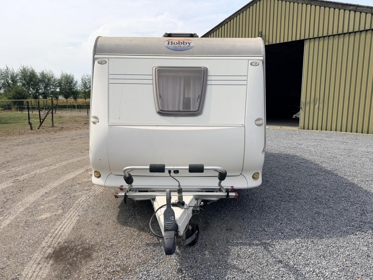 Hobby 410 SFE caravan met voortent en mover (zeer compleet!)
