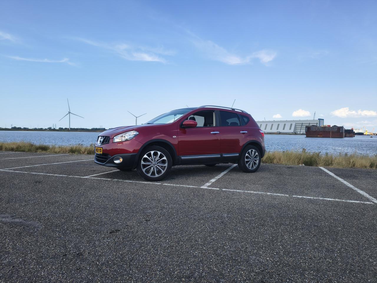 Nissan Qashqai cherry rood.