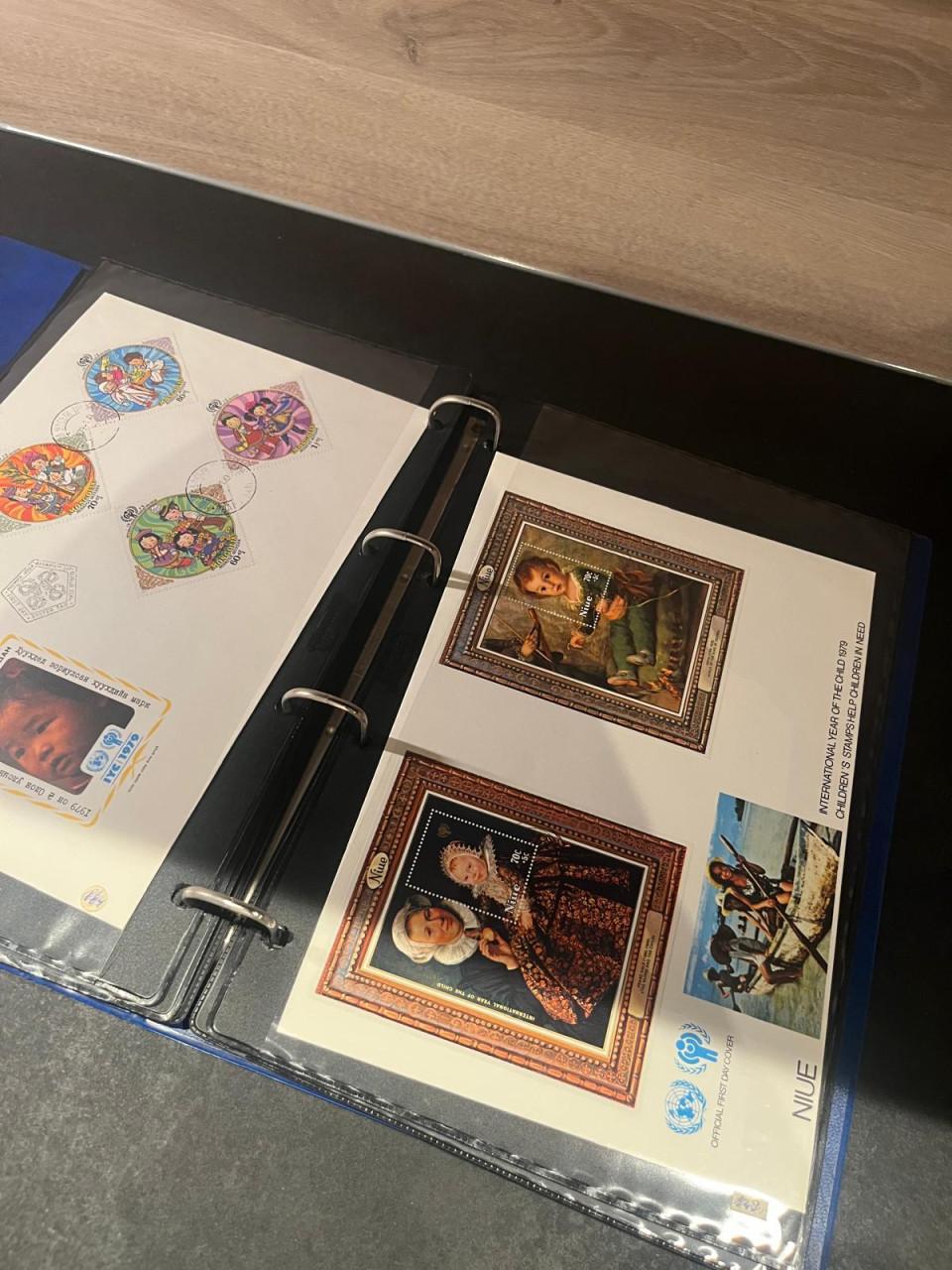 Album met enveloppen 'Jaar van het kind 1979'