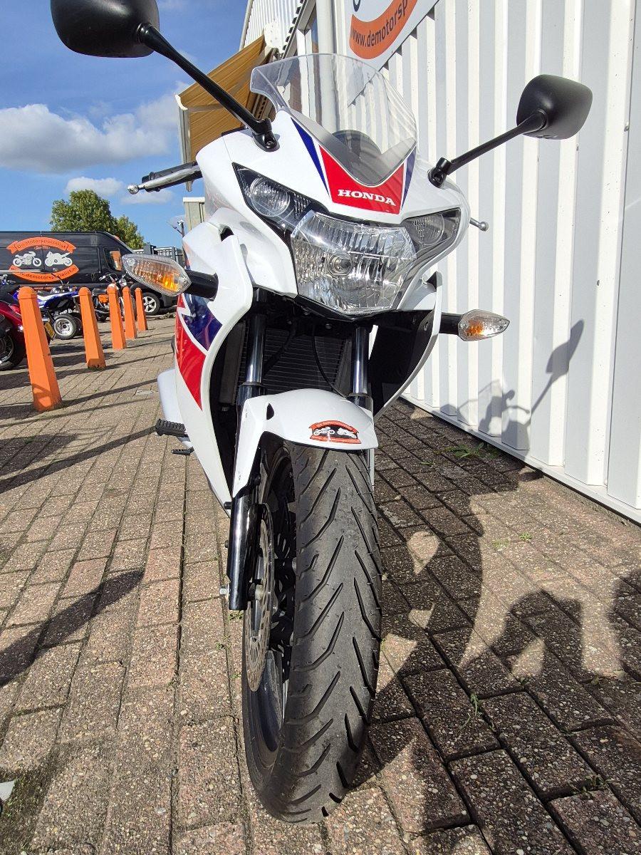 Honda CBR125R uit 2016 met weinig Km