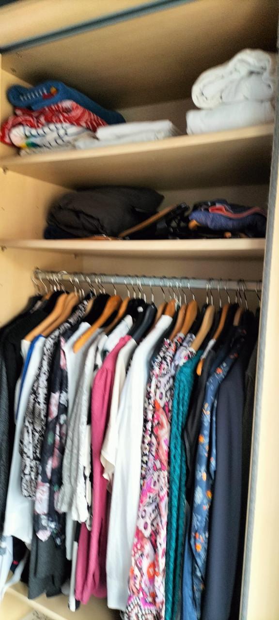 Grote stevige kledingkast aangeboden