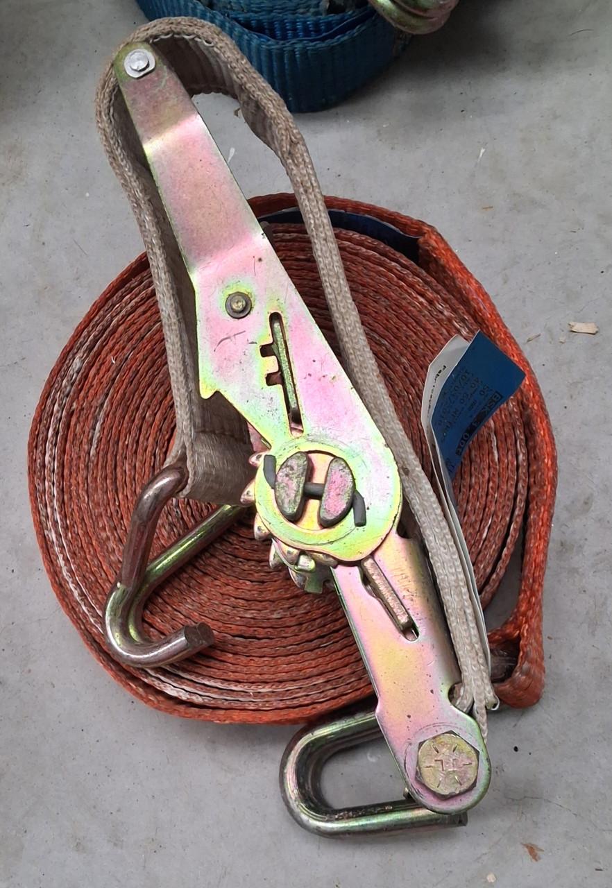 Spanbanden compleet met haken en ratels. .