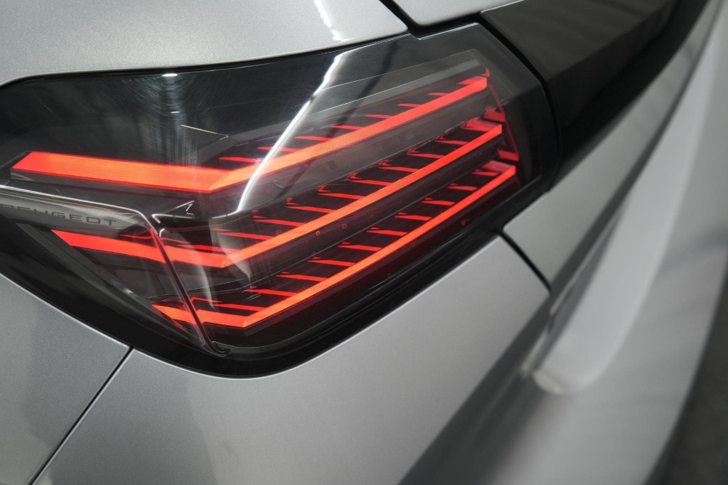 Peugeot 208 puretech 100 gt | camera | navigatie | apple carplay | parkeers