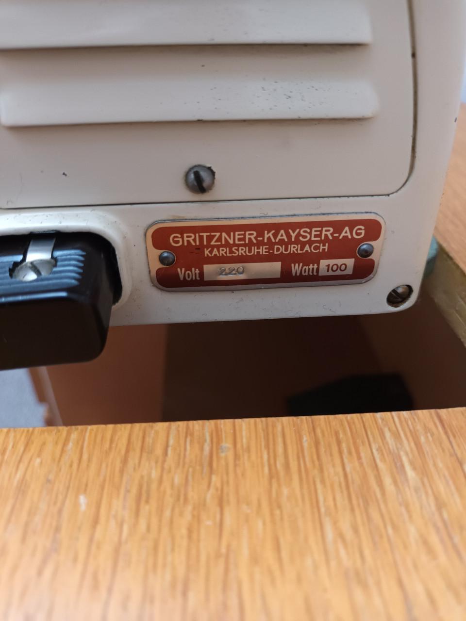 Naaimachine met meubel