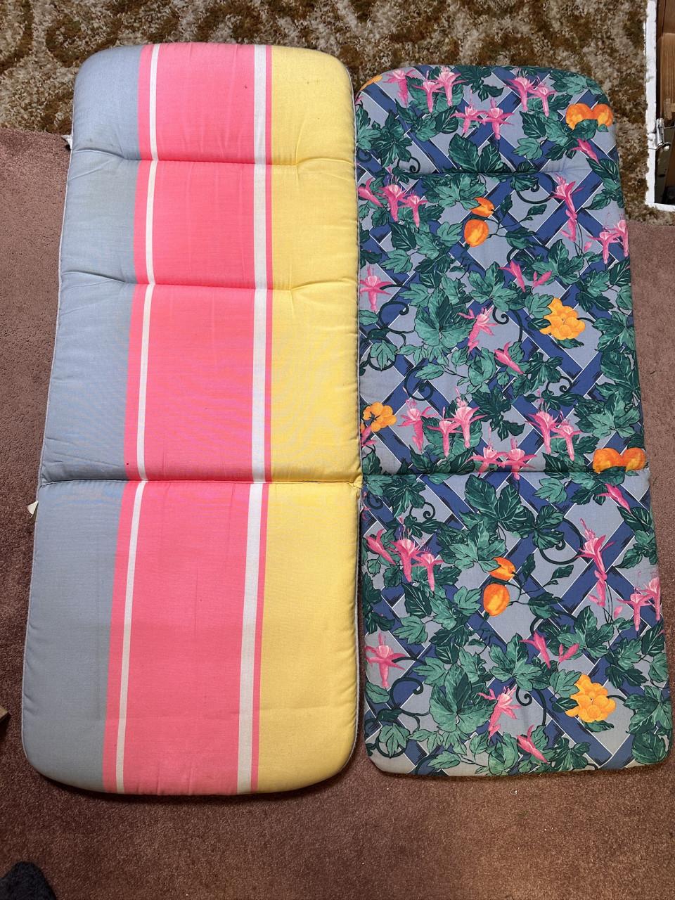 4 MOOIE EN IN PERFECTE STAAT ZIJNDE VERSTELBARE KUNSTOF TUINSTOELEN.