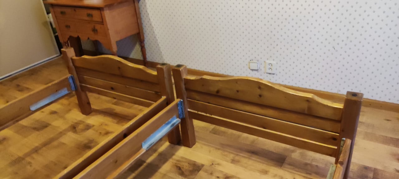 2x grenen bed ombouw 90 x 200 (zonder bedbodem of matras)