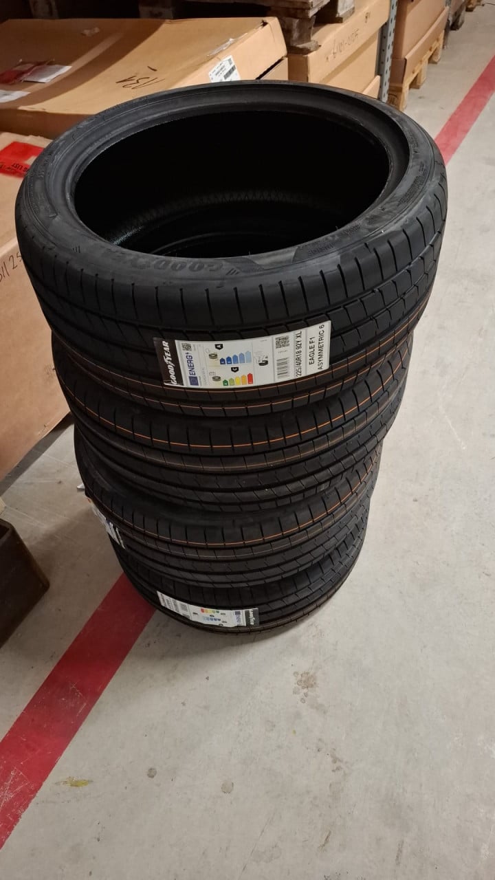 Skoda 18 inch met NIEUWE Goodyear banden.