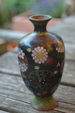 Kleine cloisonné vaas (email op koper), waarsch. uit Japan