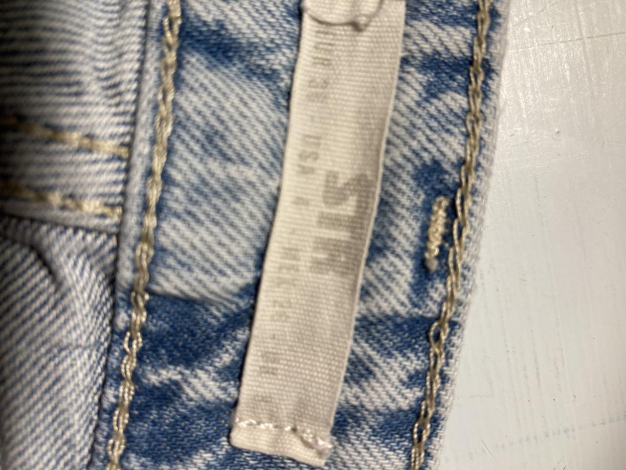 Vier broeken ongeveer de zelfde maten