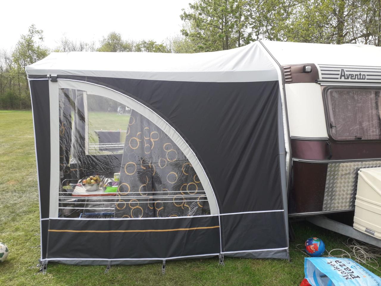 Vintage caravan Avento 395 T Luxe met stapelbed en voortent