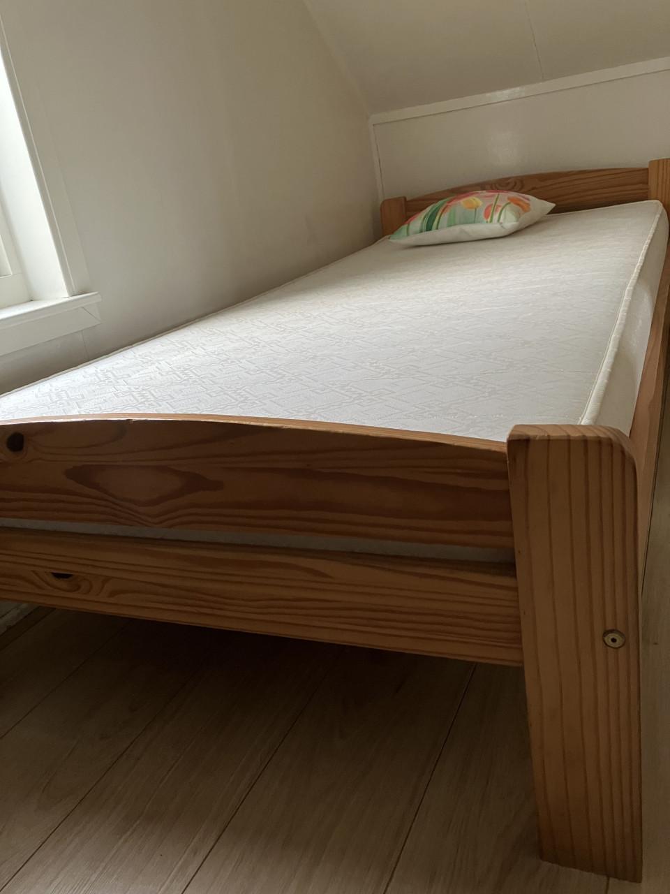 Stevig grenen bed.