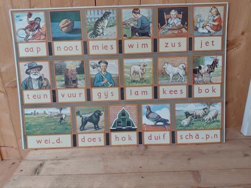 Grote poster op hardboard. Leesplankje. Aap Noot Mies 95 ×63 cm.