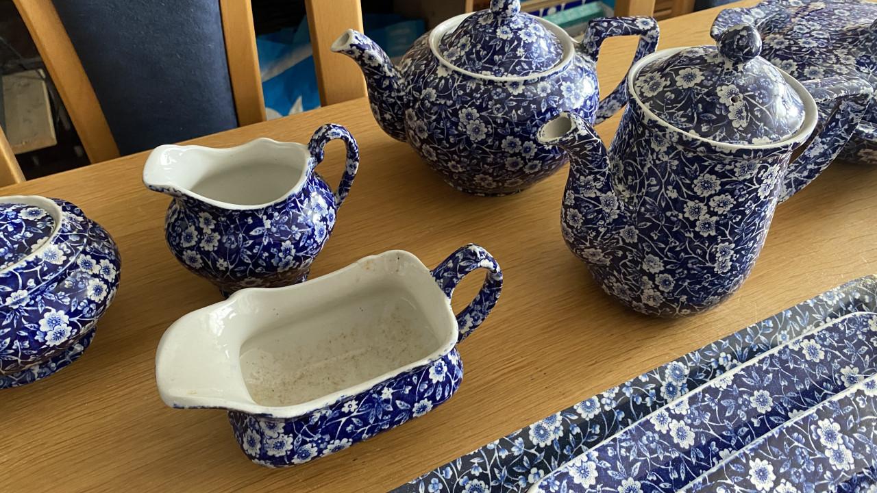 Blauw aardewerk servies