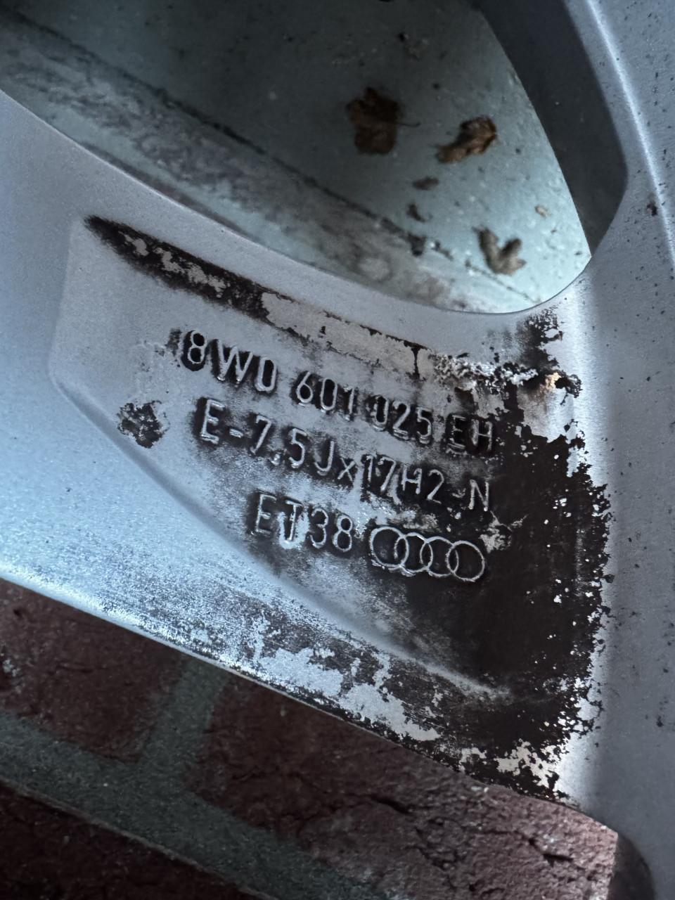 Originele 17” Audi velgen + winterbanden