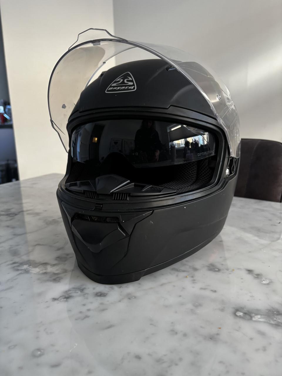 Zwarte helm met zonnebril (s)