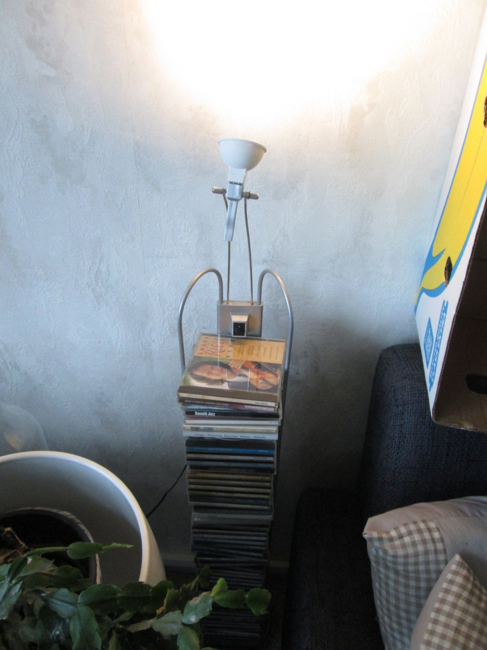 CD toren met lamp [spotje] erop