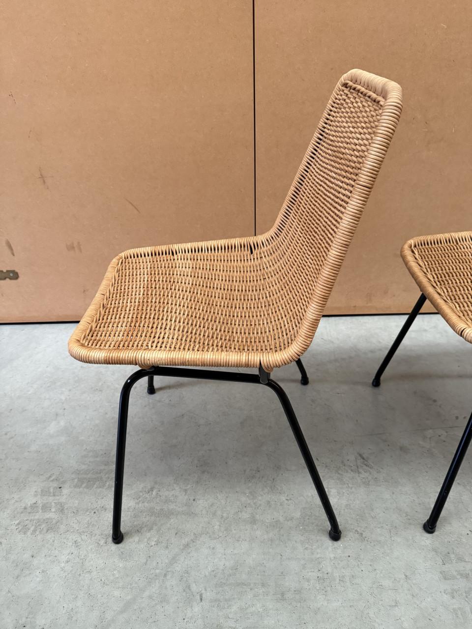 2 stoelen metalen frame met rieten zitting