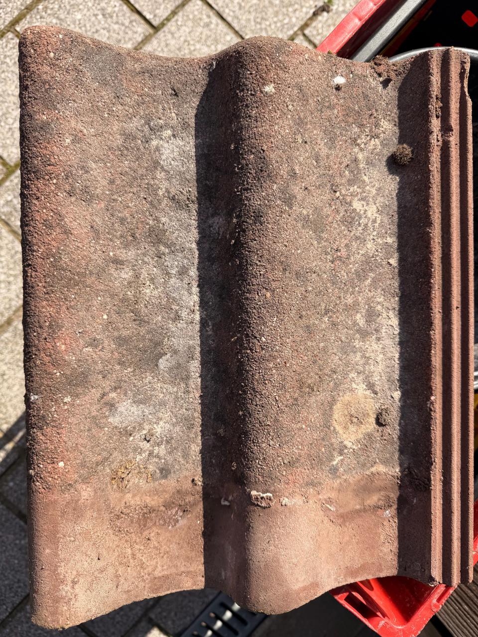 110 dakpannen rood, beton sneldekkers ongeveer 9m2