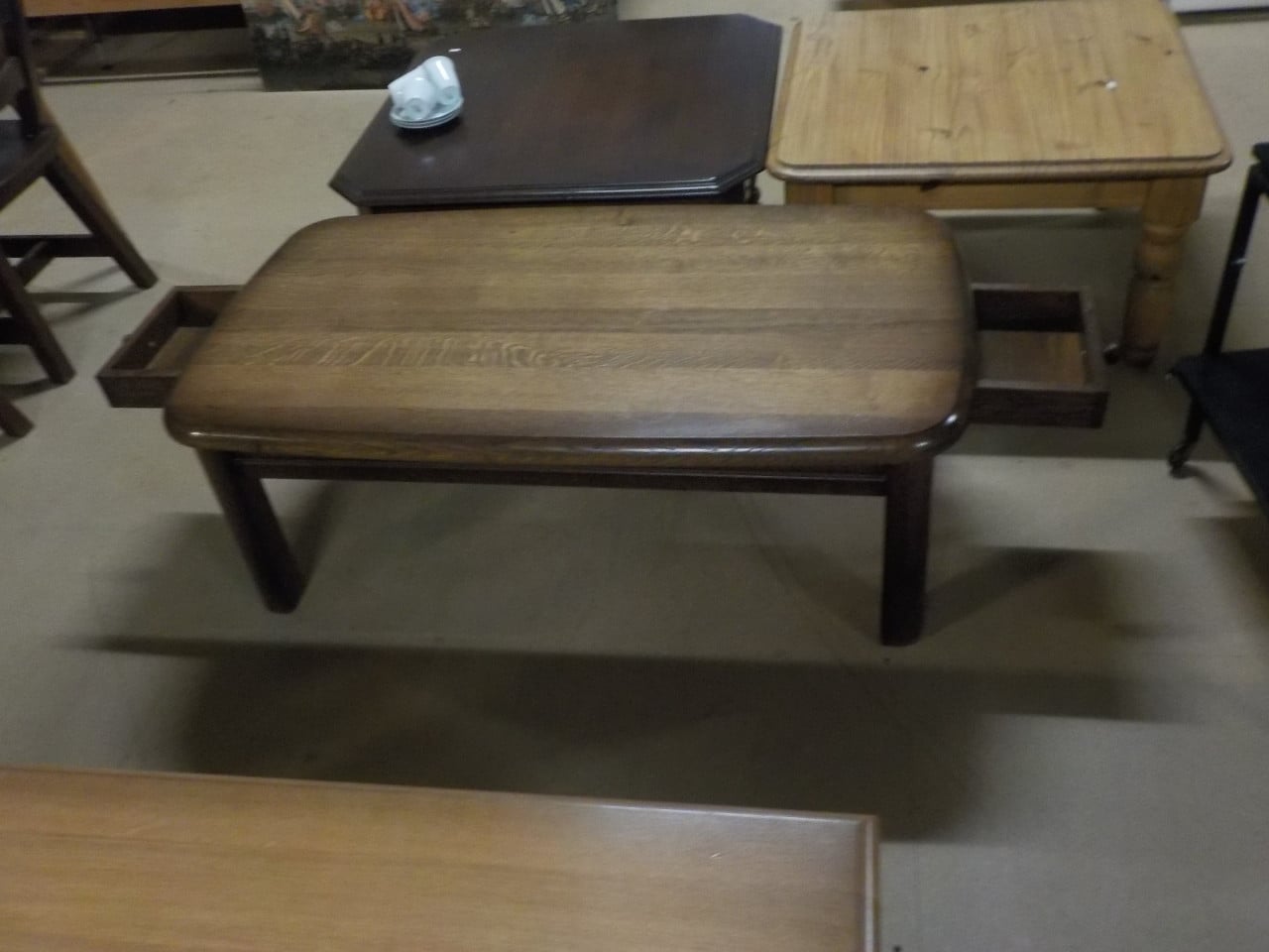 Mooie kwaliteit massief eiken salontafel met 2 lades 64 x 130 cm