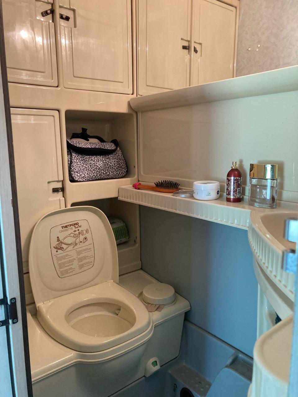 Hobby 400 met badkamer en rondzit