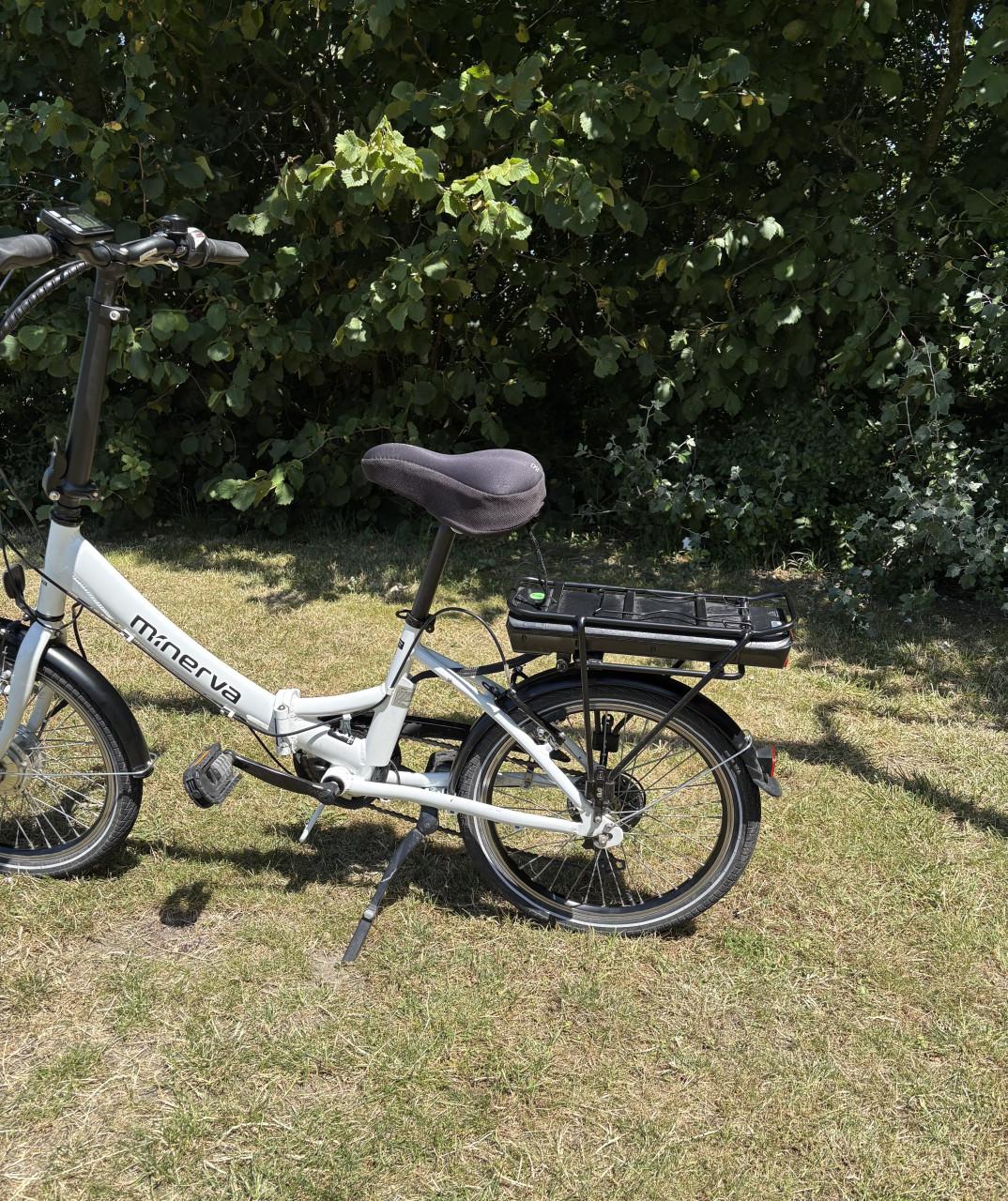 Nette witte Minerva elektrische vouwfiets 7 versnellingen