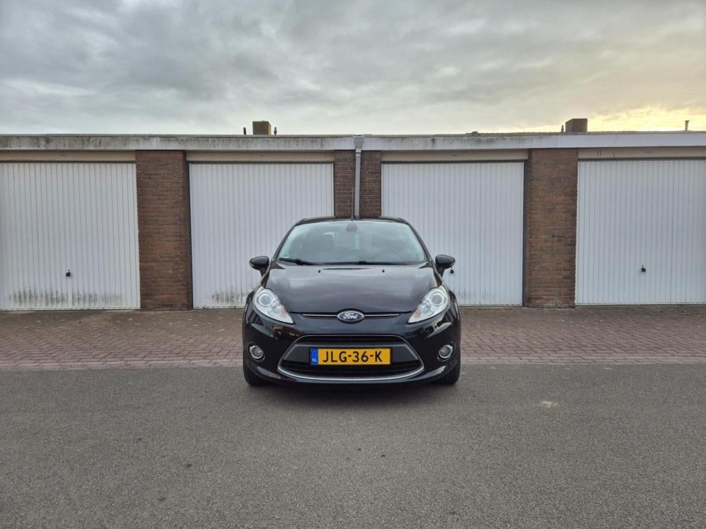 Ford Fiesta 1.25 titanium / dealeronderhouden / voorruitverwarming / stoelv