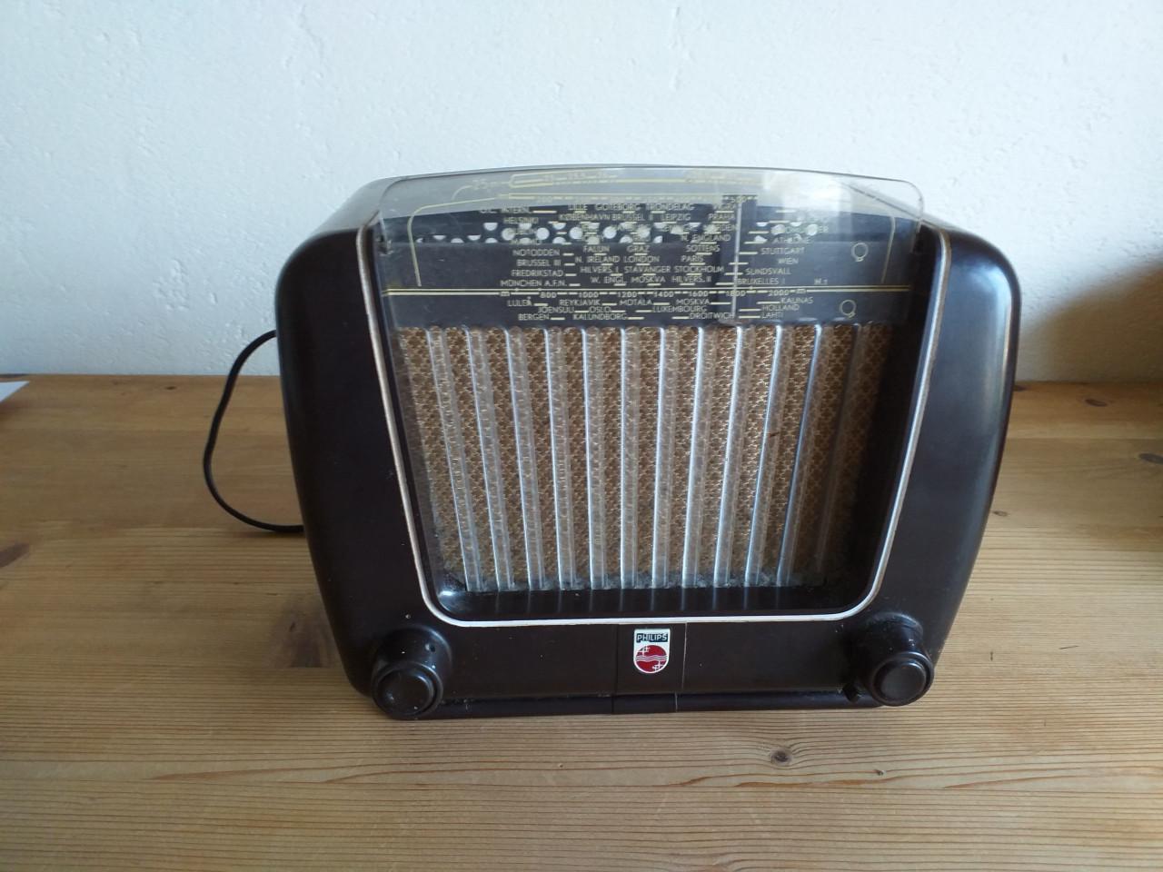 """MOOIE ANTIEKE PHILIPS RADIO""