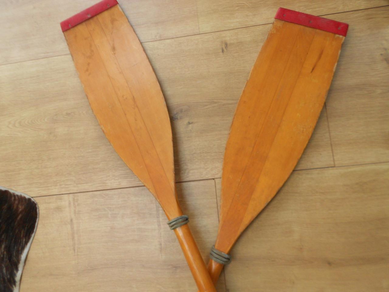 Twee houten roeispanen peddels.