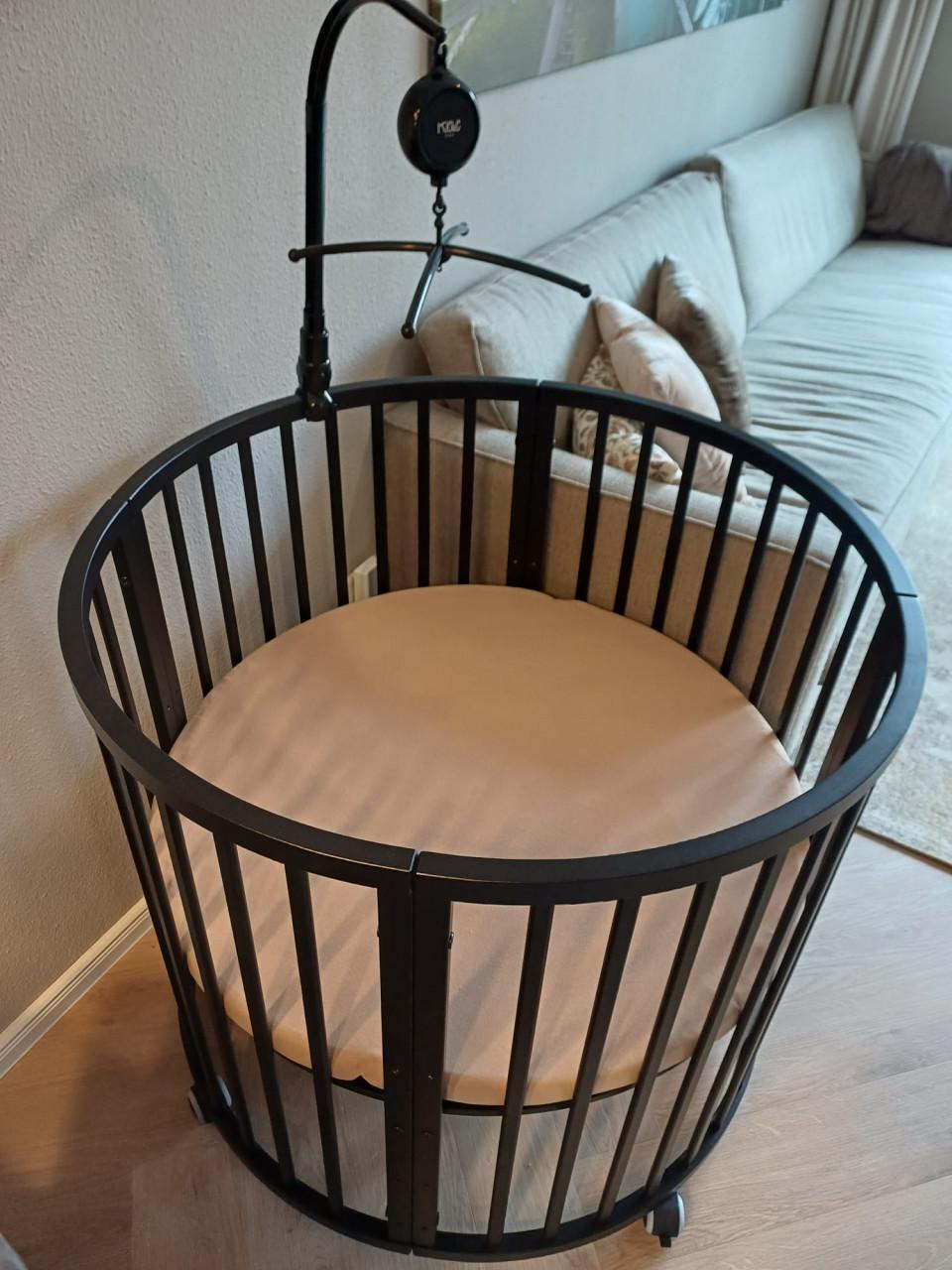 Babybox met matras, 2x Jollein hoeslaken en muziekmobiel — €55
