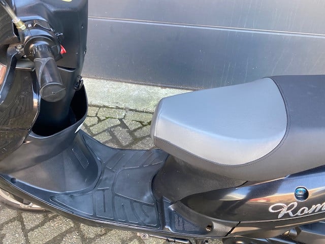 Koopje btc roma  zwart compct handzaam scootertje alles werkt nu 499 euro