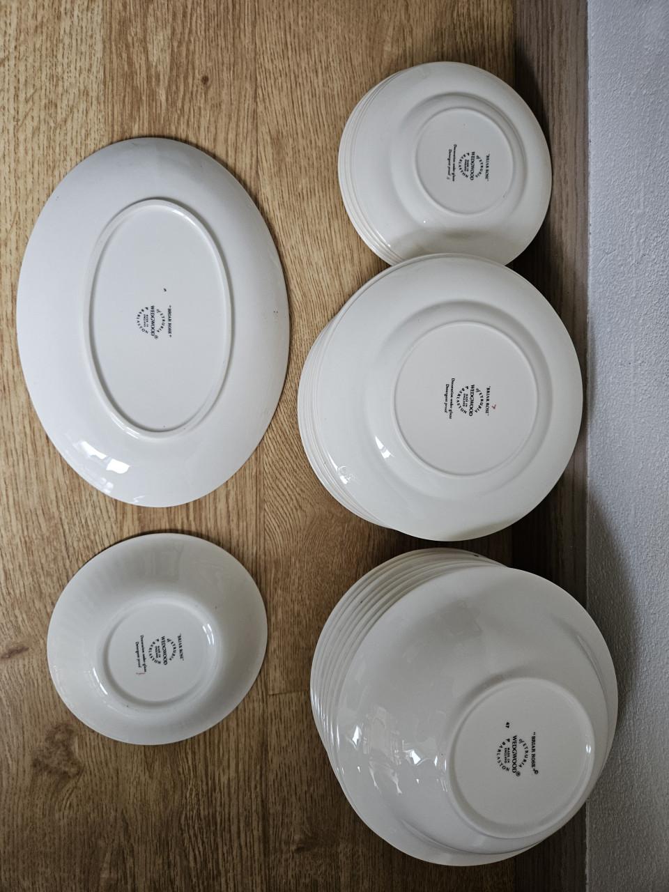 Wedgwood Briar Rose gebaksbordjes, vlaschaaltjes, serveerschaal