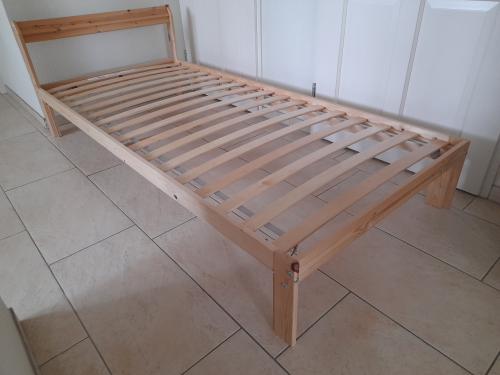Ikea bed 90 x 200 (in goede nette staat )
