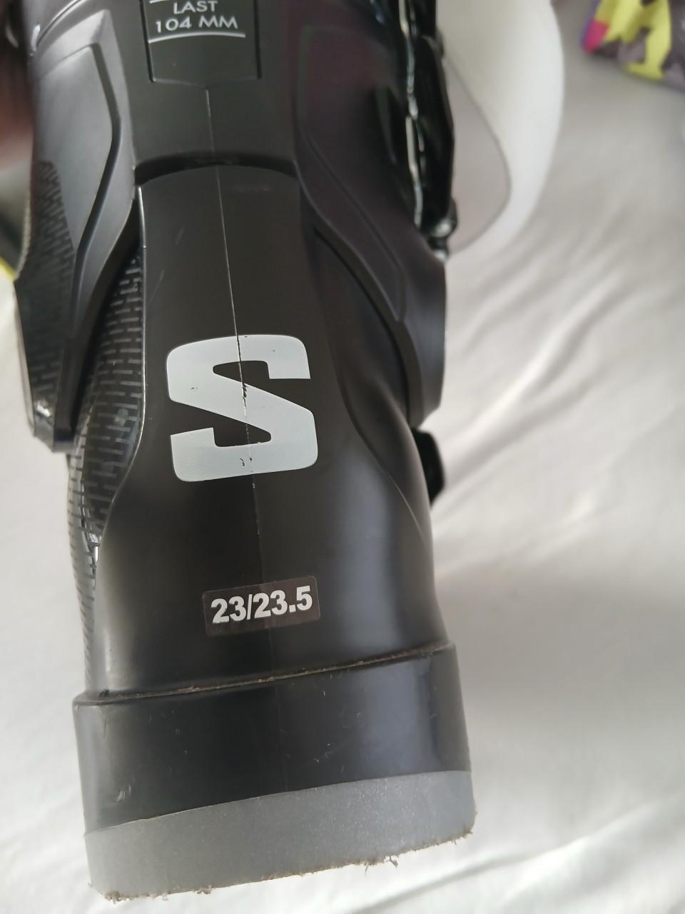 Skies, schoenen, stokken, jack en broek en helm wegens stoppen met skien