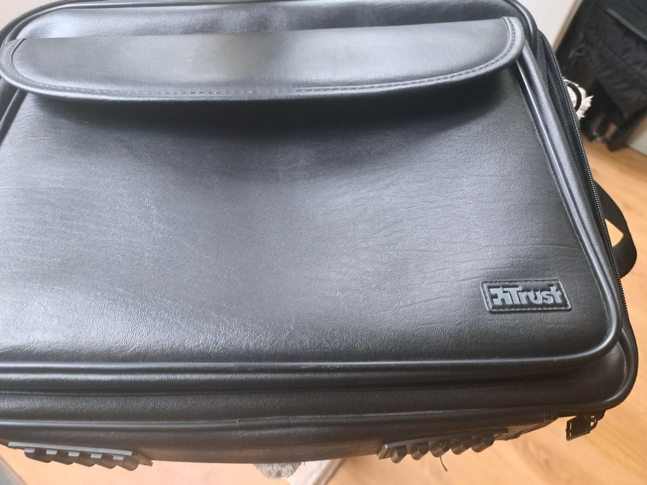 Trust BG-3550p 15,4-inch notebookdraagtas zwart