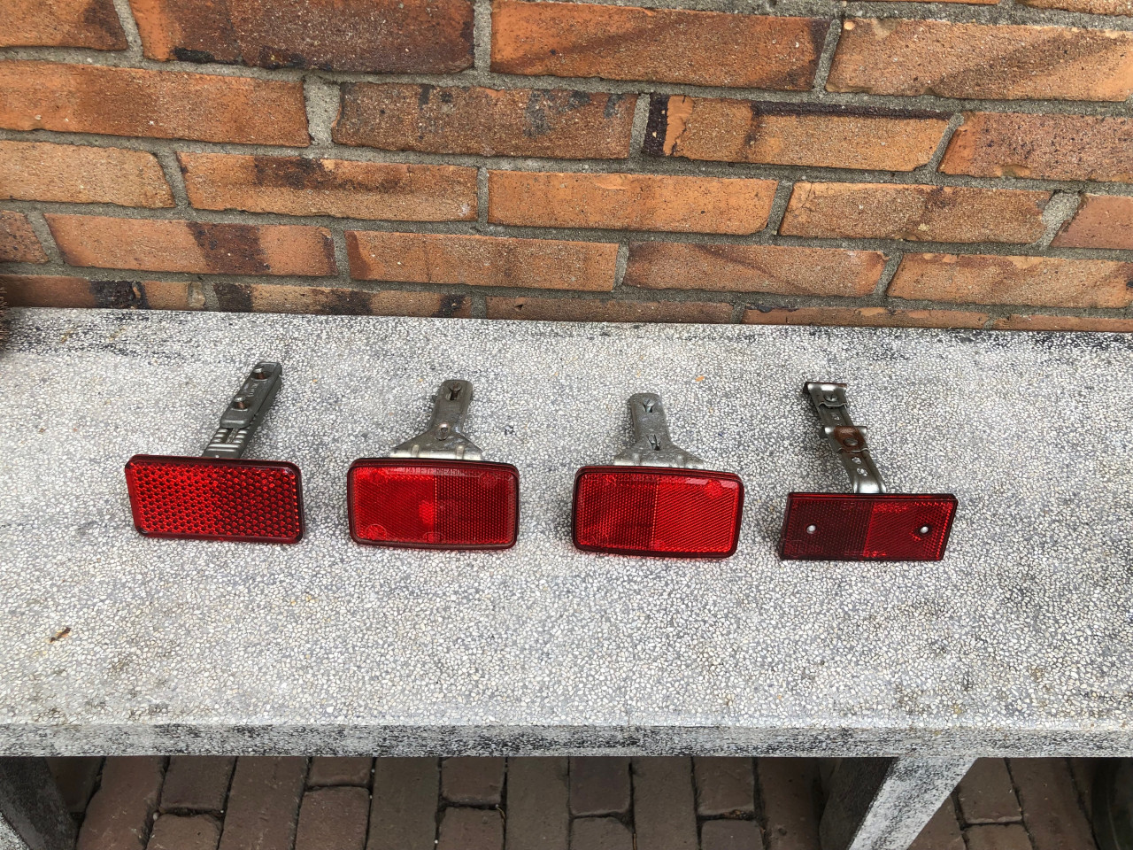 Bagagedrager reflextor met bevestigings beugel voor op een vintage fiets.