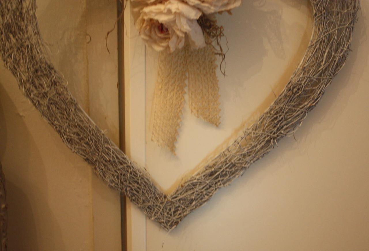 Mooi decoratie hart met metaal riet en papieren pioenrozen