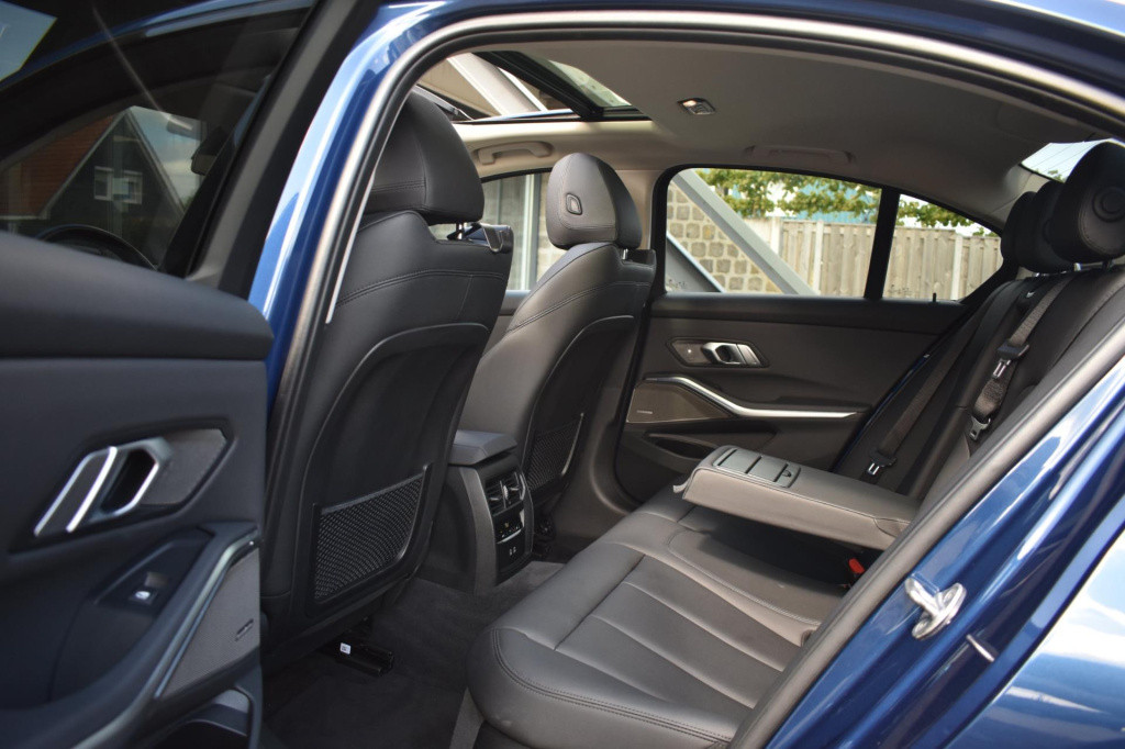 BMW 3-serie 320i high executive | harman kardon | schuif kanteldak | leder 