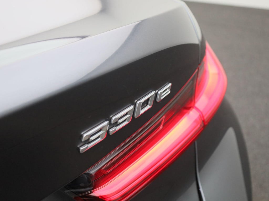 BMW 3-serie 330e | automaat | navigatie | half-leer | adaptive cruise contr