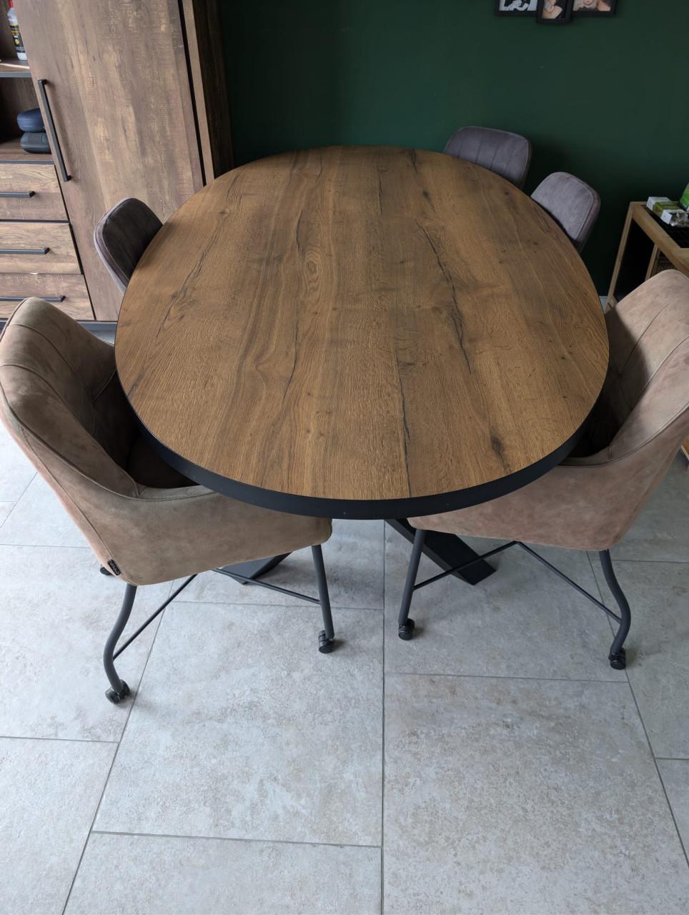 Hele mooie ovale eettafel