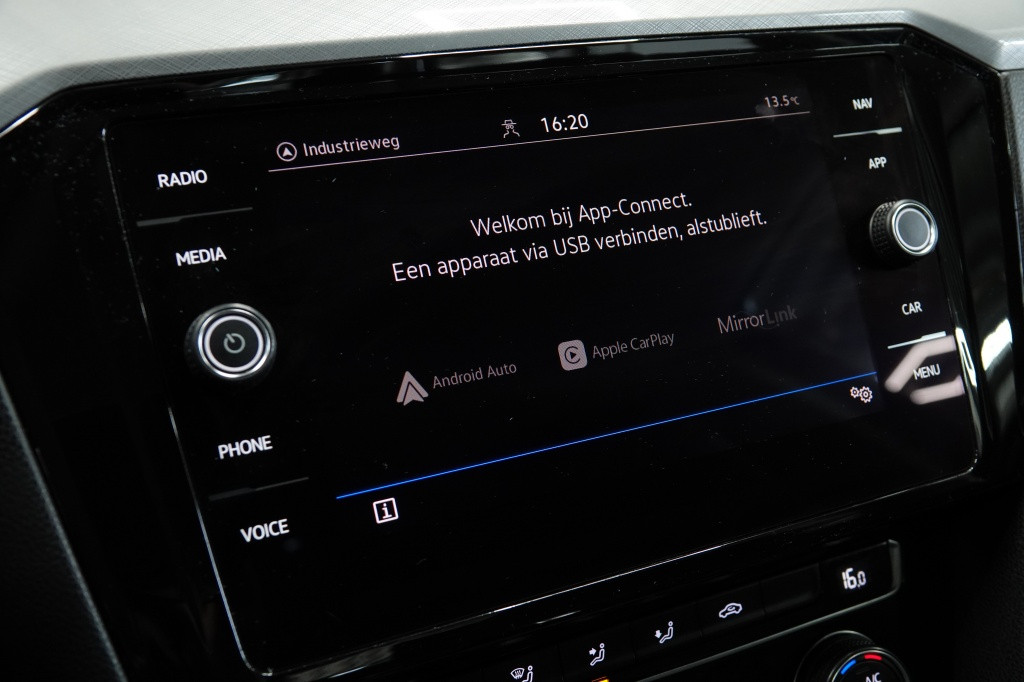 Volkswagen Passat 1.6 tdi | acc | carplay | camera | pdc |