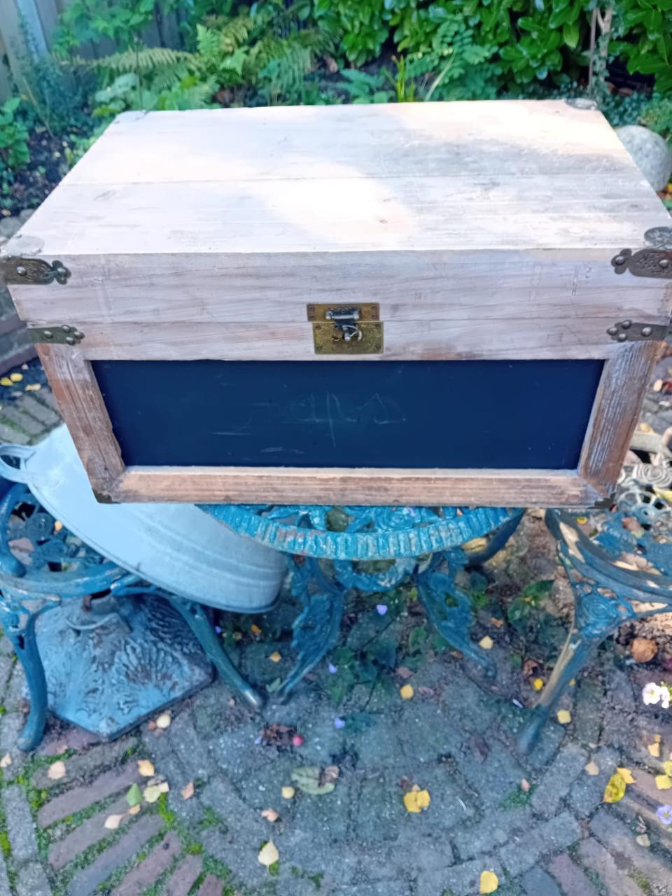 Twee houten voorraadkisten met scharnierdeksel