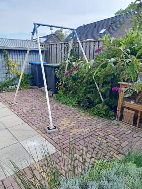 Gratis stalen schommel met beton poeren