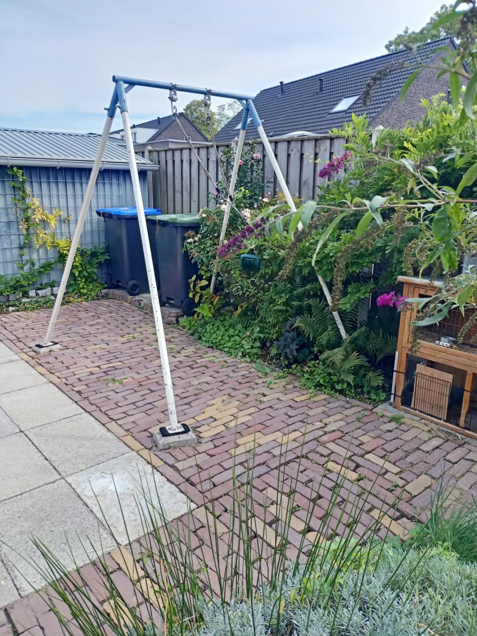 Gratis stalen schommel met beton poeren