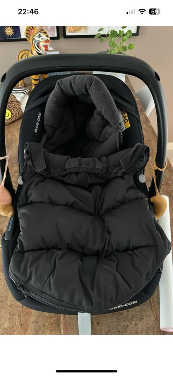 Maxi Cosi Cabriofix i-Size + 2x base en Jollein voetenzak