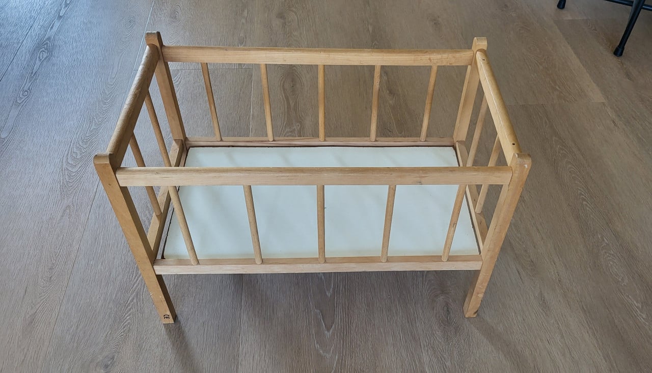 Houten poppenbed